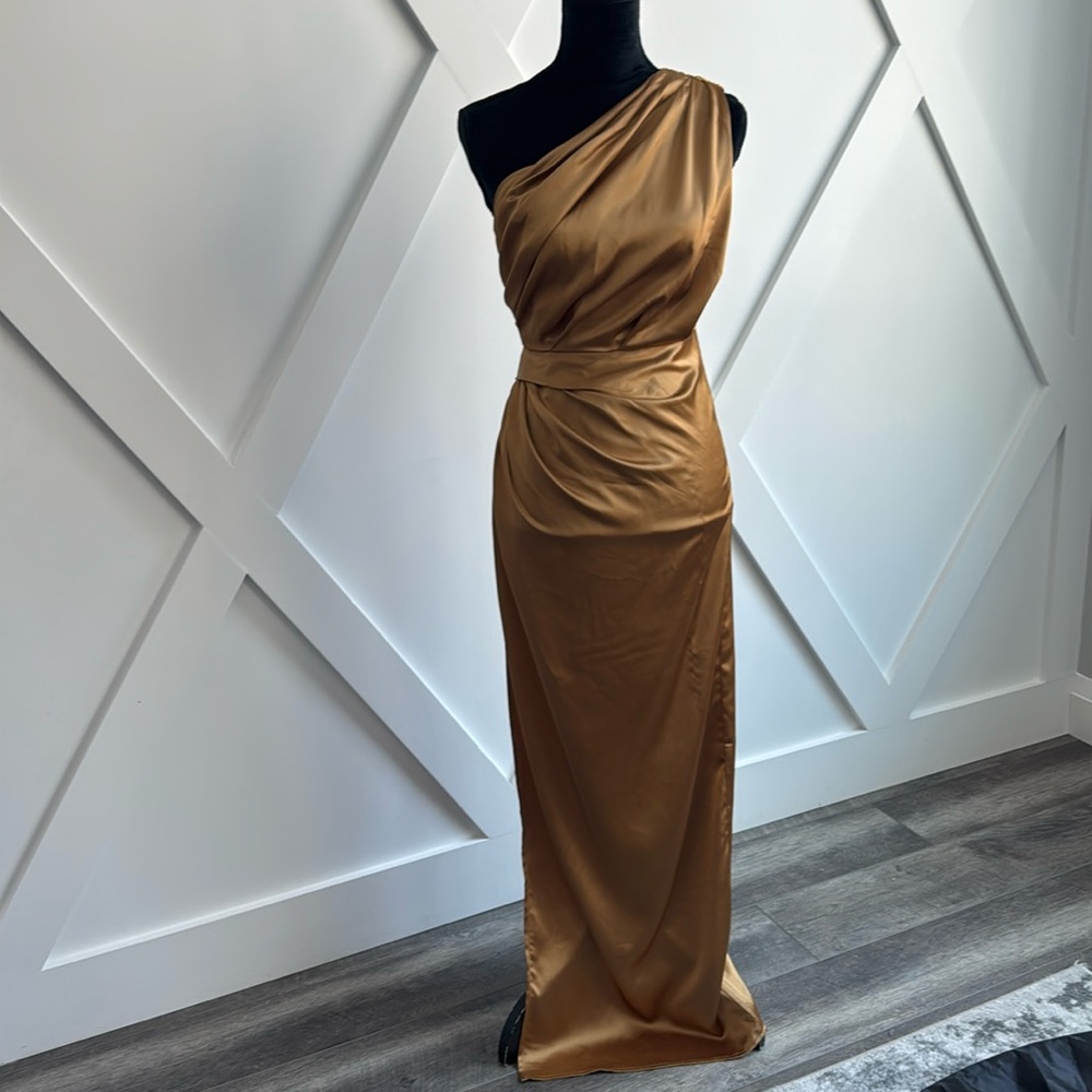 Petal and Pup Nadia dress in bronze
Size 2
